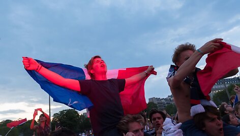 Paryžiečiai džiaugiasi Prancūzijos rinktinės pergale Pasaulio futbolo čempionate