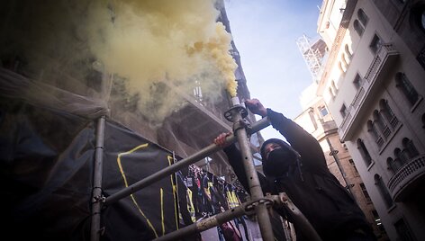 Katalonijoje susitikus Ispanijos vyriausybei protestuotojai susirėmė su policija	