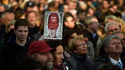 Prahoje tūkstančiai žmonių protestuoja prie&scaron; vyriausybę	