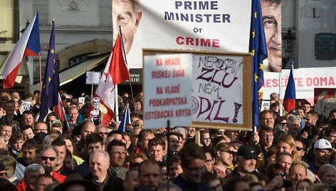 Prahoje tūkstančiai žmonių protestuoja prie&scaron; vyriausybę	