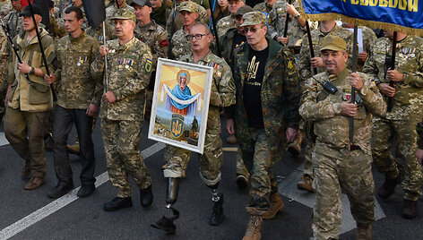 Tūkstančiai ukrainiečių protestuoja prie&scaron; numatomą karių atitraukimą i&scaron; Rytų Ukrainos