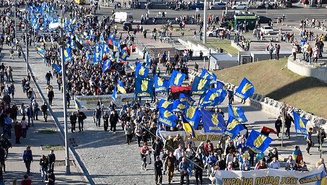 Tūkstančiai ukrainiečių protestuoja prie&scaron; numatomą karių atitraukimą i&scaron; Rytų Ukrainos