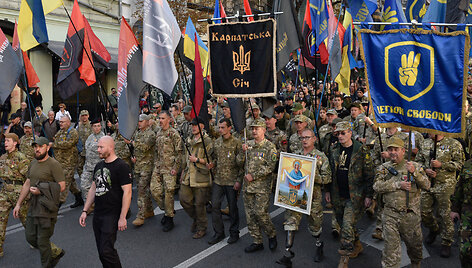 Tūkstančiai ukrainiečių protestuoja prie&scaron; numatomą karių atitraukimą i&scaron; Rytų Ukrainos