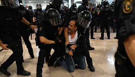 Ispanijos policija susirėmė su separatistų demonstrantais prie Barselonos oro uosto