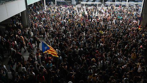 Ispanijos policija susirėmė su separatistų demonstrantais prie Barselonos oro uosto