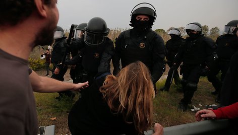 Ispanijos policija susirėmė su separatistų demonstrantais prie Barselonos oro uosto