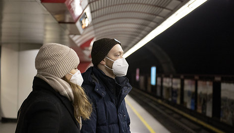 Žmonės su FFP2 tipo respiratoriais