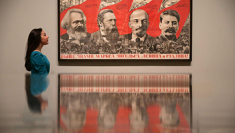 Plakatas, kuriame vaizduojamas Karlas Marksas, Friedrichas Engelsas, Vladimiras Leninas ir Josifas Stalinas. 