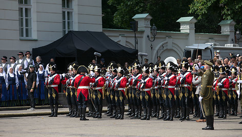 Valstybės vėliavų pakėlimo ceremonija Prezidentūros aikštėje