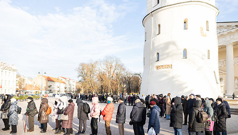 Katedros aikštėje dovanojamos eglių ir pušų šakas