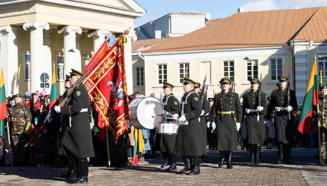 Baltijos valstybių vėliavų pakėlimo ceremonija Simono Daukanto aik&scaron;tėje