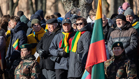 Baltijos valstybių vėliavų pakėlimo ceremonija Simono Daukanto aik&scaron;tėje