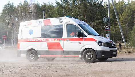 Į poligoną atyko greitostios pagalbos automobilis