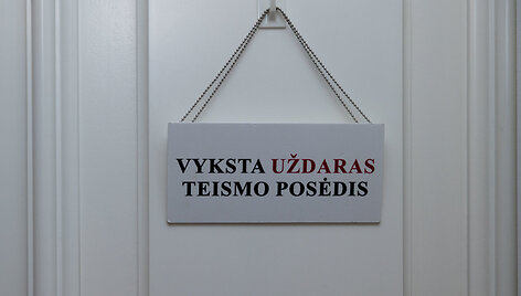Įtariamas IKEA prekybos centro padegėjas Daniilas Bardadimas atvestas į teismą
