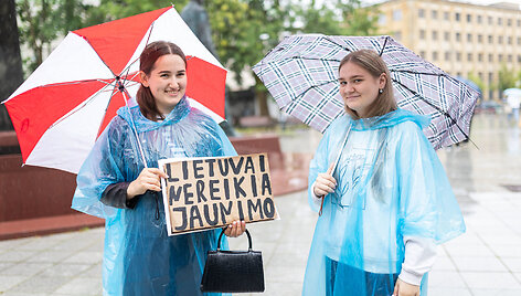 Abiturientų protesto akcija &bdquo;&Scaron;vietimas &ndash; ne eksperimentas&ldquo;