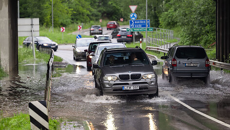 Užsemtas kelias Avižieniuose