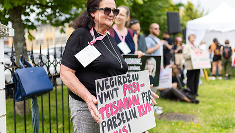 Nevyriausybinė gyvūnų apsaugos organizacija &bdquo;Tu&scaron;ti narvai&ldquo; surengė protestą prie Valstybinės maisto ir veterinarijos tarnybos 