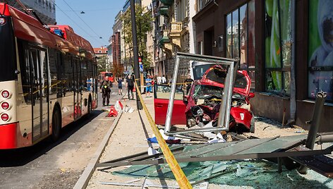 Toyota Prius įvažiavo į stotelę