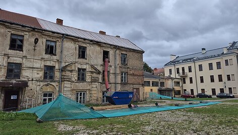 Stiprus vėjas Vilniuje varto daiktus