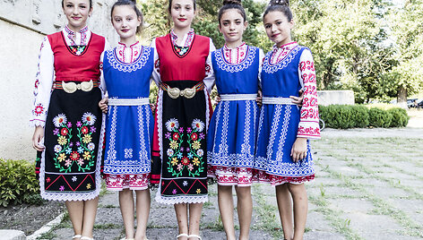Moldavės, pasidabinusios tradiciniais rūbais