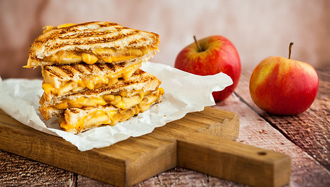 Savaitgalio pusryčiams – kepti sumuštiniai su čederio sūriu ir obuoliais