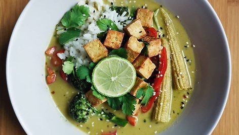 Žaliasis karis su kepintu tofu