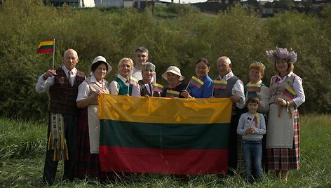 Bernardas Razgus (pirmas iš kairės) su kitais lietuvių bendrijos nariais. 