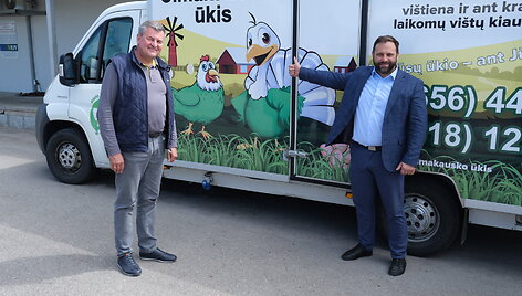 Žemės ūkio ministras Ignas Hofmanas vie&scaron;i kalakutų ūkyje