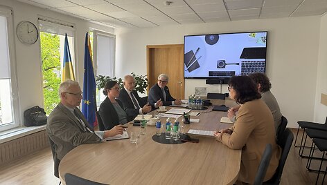 Sveikatos apsaugos ministrė Marija Jakubauskienė susitiko su Retų ligų sveikatos lyderystės misijos koordinatoriumi, fondo &bdquo;Brains for Brain&ldquo; prezidentu prof. Maurizio Scarpa ir europarlamentaru Vyteniu Povilu Andriukaičiu. 