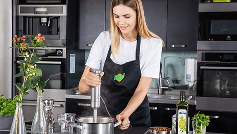 Pavyks i&scaron; pirmo karto: žinoma maisto tinklara&scaron;tininkė pasidalino aromatingos sriubos receptu