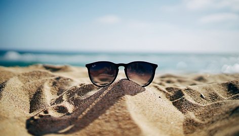 Vasaros malonumai – grėsmė jūsų akiniams: klaidos, kurių net nežinojote darantys