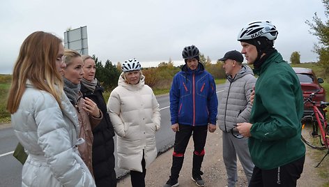 Dviratininkai toliau nepasiduoda – pastatė dar naujų kelio ženklų ir siekia oficialių KET pakeitimų