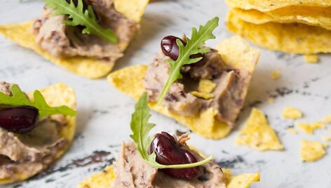 &bdquo;Guacamole&ldquo; su pupelėmis ant kukurūzų tra&scaron;kučių