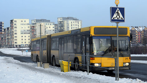 1998-ųjų &bdquo;Mercedes-Benz&ldquo; autobusas Vilniuje žiemą