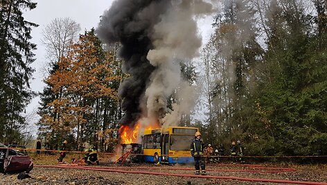 Ugniagesių gelbėtojų pratybos degančiame autobuse