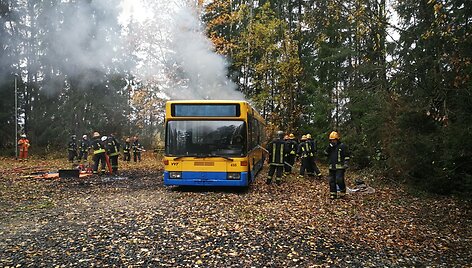 Ugniagesių gelbėtojų pratybos degančiame autobuse