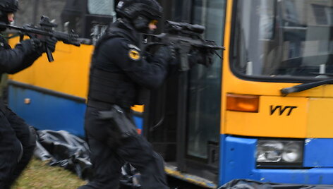 Lietuvos policijos antiteroristinių operacijų rinktinės &bdquo;Aras&ldquo; pratybos su senu autobusu