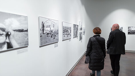 Pauliaus Lileikio fotografijų parodos &bdquo;Fotoamnestija 1988&ndash;1999&ldquo; atidarymas &Scaron;iaulių &bdquo;Au&scaron;ros&ldquo; muziejuje