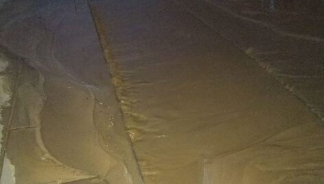 Po vandentiekio avarijos Jonavoje atsivėrė smegduobė 