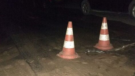 Po vandentiekio avarijos Jonavoje atsivėrė smegduobė 