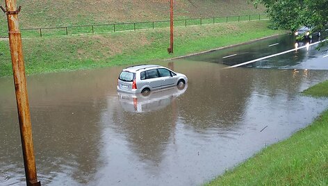 Stipri liūtis sutrikdė eismą Karolini&scaron;kėse, nuskendo automobiliai