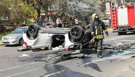 Sostinės centre i&scaron; stovėjimo aik&scaron;telės i&scaron;krito BMW