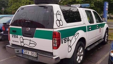 Suniokotas policijos automobilis