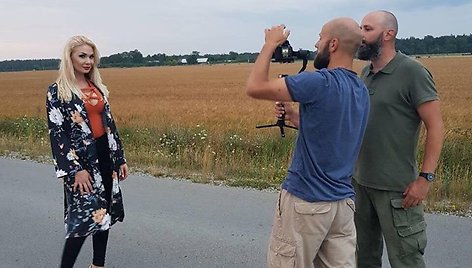 Natalijos Bunkės vaizdo klipo filmavimo užkulisių akimirka 