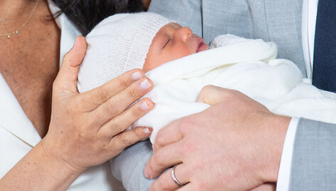 Princas Harry ir Meghan Markle pasauliui pristatė savo kūdikį