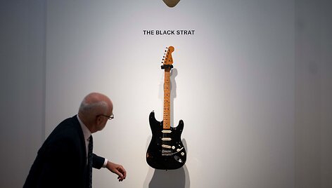 Davido Gilmouro gitarų kolekcijos aukciono akimirka 