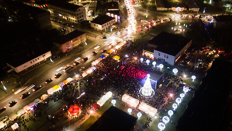 Jonavoje sužibo 50 kalėdinių eglučių