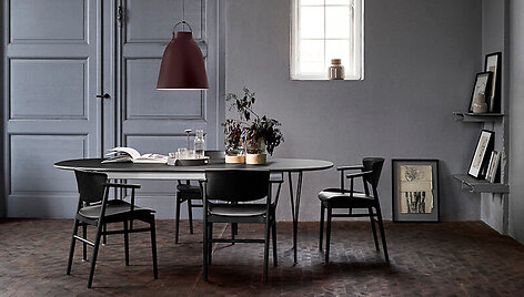 &bdquo;Republic of Fritz Hansen&ldquo; nuotr./Kėdė N01 (dizaineris &ndash; Oki Sato, gamintojas &ndash; &bdquo;Republic of Fritz Hansen&ldquo;), stalas &ndash; &bdquo;Series&ldquo; (dizaineris &ndash; Pietas Heinas, Bruno Mathssonas & Arne Jacobsenas, 1968), &scaron;viestuvas &bdquo;Caravaggio&rdquo; (dizainerė &ndash; Cecilie Manz, 2005)