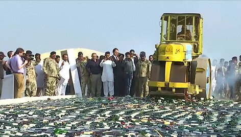 ceremonija-pakistane-pareigunai-sunaikino-milziniska-svaigalu-kieki