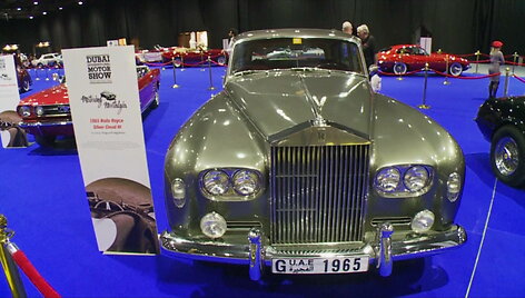 nostalgija-zadinanti-paroda-dubajuje-kausto-automoboliu-fanu-demesi